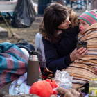 Una madre refugiada junto a su hijo en Polonia. WOJTEK JARGILO