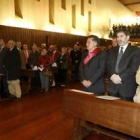 Isabel Carrasco (derecha) y Ángel Penas (penúltimo por la derecha) durante el acto