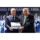 Florentino Pérez entrega una placa a Pedro Ferrándiz como socio de honor del Madrid.