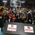 Jorge Calvo (9) celebra el título de la Copa BBL junto al entrenador Robert Patrenostro y sus compañeros de los Riders.