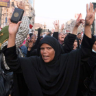 Seguidores de Mursi se manifestaban ayer en la plaza Roxy de El Cairo.