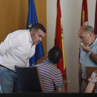El alcalde se acerca a hablar con el portavoz del PSOE. JESÚS SALVADORES