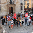 Los trabajadores de Vestas se concentran frente al Edificio Botines de la capital leonesa.