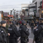 Varios policías vigilan la zona del centro comercial Centro en Oberhausen, Alemania, ayer.