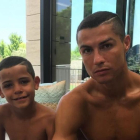 Cristiano Ronaldo posa con su hijo, Cristiano Ronaldo Jr.