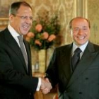 Berlusconi estrechaba ayer la mano al ministro ruso Sergei Lavrov