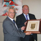 El alcalde y mantenedor, José Miguel Nieto García, ayer con Flaminio González, presidente del Centro Galicia. M. MACÍAS