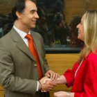 El consejero, junto a la ministra, en una foto de archivo.