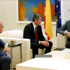 El líder y la secretaria general del PP, Mariano Rajoy y Dolores de Cospedal, en la reunión que han mantenido este martes con el presidente del Gobierno canario, Fernando Clavijo, y el secretario general de Coalición Canaria, José Miguel Barragán.