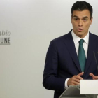 El secretario general del PSOE, Pedro Sánchez, durante su comparecencia ante los medios tras ser aprobada la declaración independentista en el Parlament.