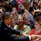 Obama saluda al público tras pronunciar un discurso en el instituto de educación secundaria Fox, en