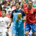 Iker Casillas, capitán de la selección, paseó la Copa del Mundo por el Estadio Azteca.