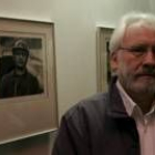 El fotógrafo Luis Miguel Ramos, delante de una de sus imágenes