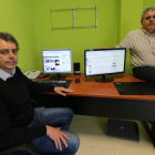 Enrique García y Mario Sánchez, en la empresa que gestionan en Ponferrada.