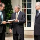 El presidente George Bush recoge el informe final sobre el 11-S de las manos de Vice Chairman