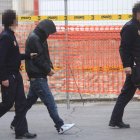 Dos policías conducen a uno de los seis detenidos que ayer ingresaban en la prisión provincial de Mansilla de las Mulas.