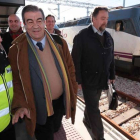 Álvarez Cascos a su llegada a la estación de León con un séquito de 65 personas