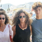 Belinda Alonso, en el centro, y su hijo Hugo Nieto, a su llegada al tanatorio de Eivissa.
