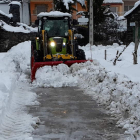 Maquinaria municipal despeja de nieve el acceso a la localidad de Tejedo de Ancares (Candín).