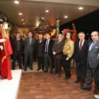 El diseñador del Órbigo, Santiago García, explica a las autoridades su propuesta para los carnavales