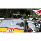 Cientos de vehículos con aficionados del Atlético recorrieron las principales calles de Madrid. V. L.