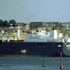El buque saudí Bahri-Yanbu esta mañana en el puerto de Santander.