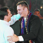 Iñaki Urdangarin y Valero Rivera se saludan en el acto de homenaje al yerno del Rey que se realizó en marzo del 2001 en el Palau Blaugrana.