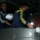 El equipo y el cuerpo técnico del club turco abandonan el vehículo tras sufrir el ataque de un grupo de desconocidos.