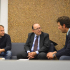 El técnico de Somacyl y el director de Calidad Ambiental, junto al alcalde, Manuel García.