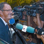 El abogado de Urdangarin, Mario Pascual Vives, abandona la casa de los duques de Palma en Pedralbes, el pasado agosto.
