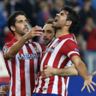 Diego Costa es felicitado por sus compañeros tras marcar el cuarto gol de los rojiblancos.