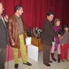 Roberto Álvarez entrega el primer premio infantil del concurso de setas