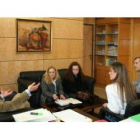 Javier Chamorro, Gema Cabezas y Vicente Canuria, con los representantes vecinales