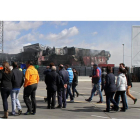 Los trabajadores entran esta mañana en la fábrica de Embutidos Rodríguez tras el incendio