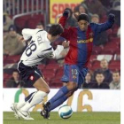 Ronaldinho intenta superar al jugador del Real Zaragoza Piqué