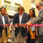 García Prieto, entre Palazuelo y la reina de las fiestas, inaugura la muestra de alfarería