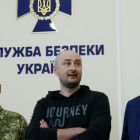 El periodista Babchenko, con el fiscal general y el jefe de la policía ucraniana. / REUTERS / VALENTYN OGIRENKO