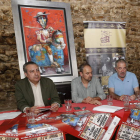 Adolfo Alonso Ares, Álvaro Reja y Gustavo Postigo, con la obra que encabeza los carteles. RAMIRO