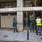 Efectivos de Guardia Civil en la puerta de la Diputación Provincial de Huelva.