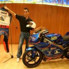 El piloto leonés Isaac García en el acto de presentación de su moto
