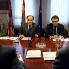 Villanueva y De Santiago-Juárez en una reunión con el sector de la automoción.