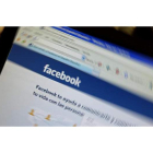Un usuario se conecta a su Facebook, que en los últimos años ha multiplicado su negocio en las redes sociales.