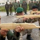 Miembros de las fuerzas de seguridad palestinas se entrenan con armas de madera en Tulkam