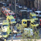 Los cuerpos de emergencias socorren a las víctimas en la Rambla de Barcelona el pasado 17 de agosto.