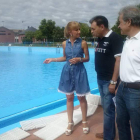Gancedo, un técnico municipal y el concejal del área, ayer revisando el llenado de la piscina grande.
