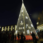 El árbol luminoso que preside la plaza del Ayuntamiento   fue encendido el pasado 2 de diciembre.