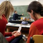Los adolescentes manifiestan un mayoritario bienestar de salud y viven pegados al móvi. MARCUS FUERER