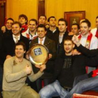 Los jugadores rinden homenaje a Jordi Ribera mientras los aficionados coreaban en la plaza de San Ma