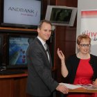 Alex Fusté y María Jesús Soto, durante el encuentro que mantuvieron ayer con inversores en la sede de Andbank. SECUNDINO PÉREZ