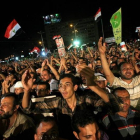 Seguidores de Mohamed Mursi se manifiestan en apoyo del presidente, anoche en El Cairo